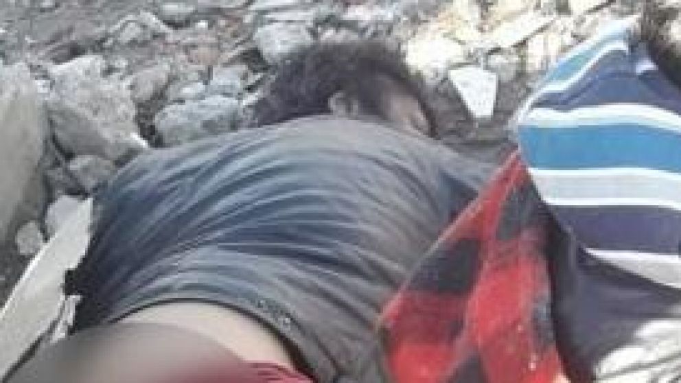 El cuerpo de la víctima ya fallecida y violada.
