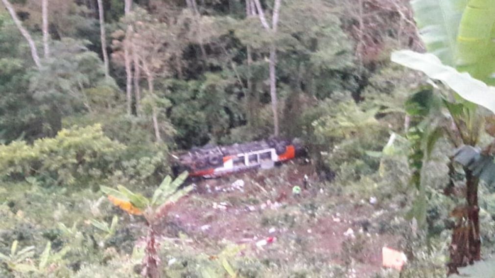 El micro, tras el accidente (Cortesía Antena Regional Tv - Huánuco)