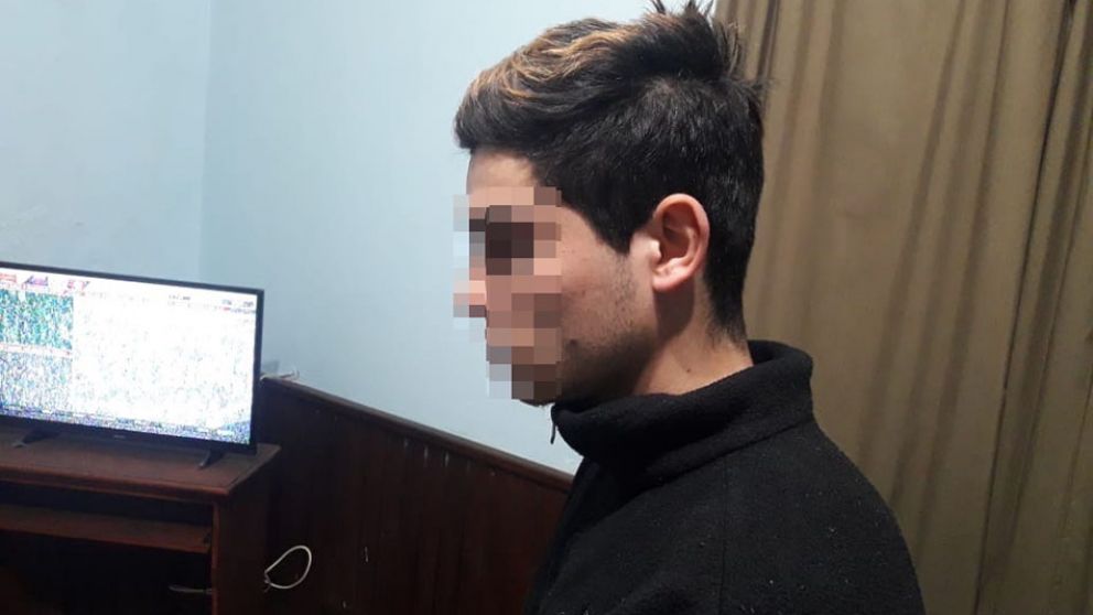 El joven violador, dentro de la Comisaría tras ser detenido y confesar el ataque.