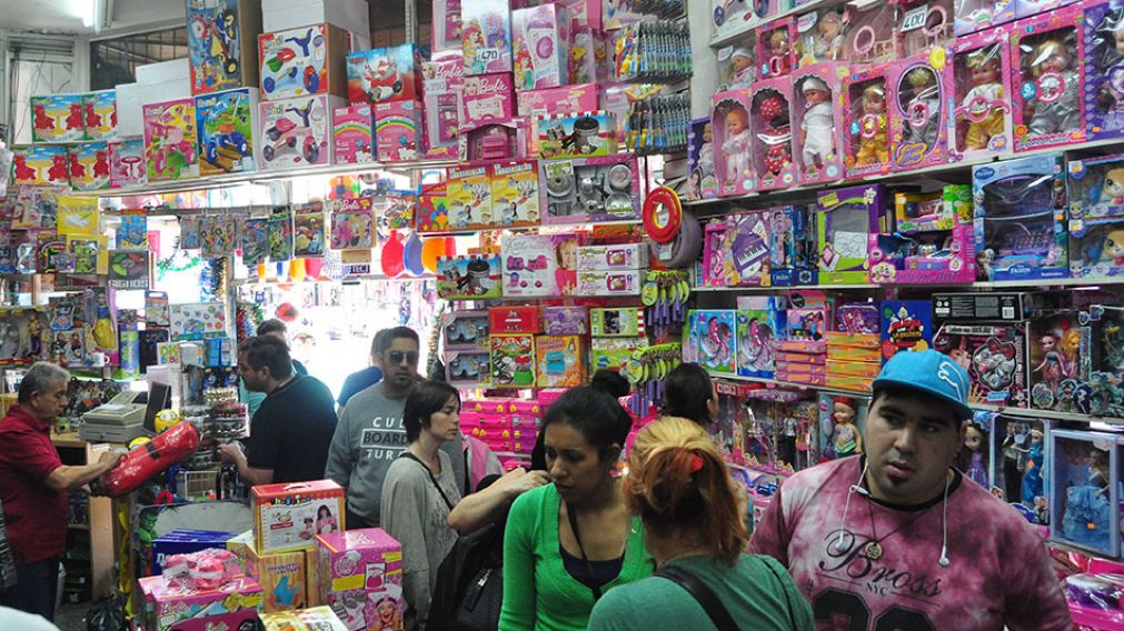 Adultos, haciendo compras durante el pasado D�a del Ni�o. (Diario Cr�nica-Pablo Villan)