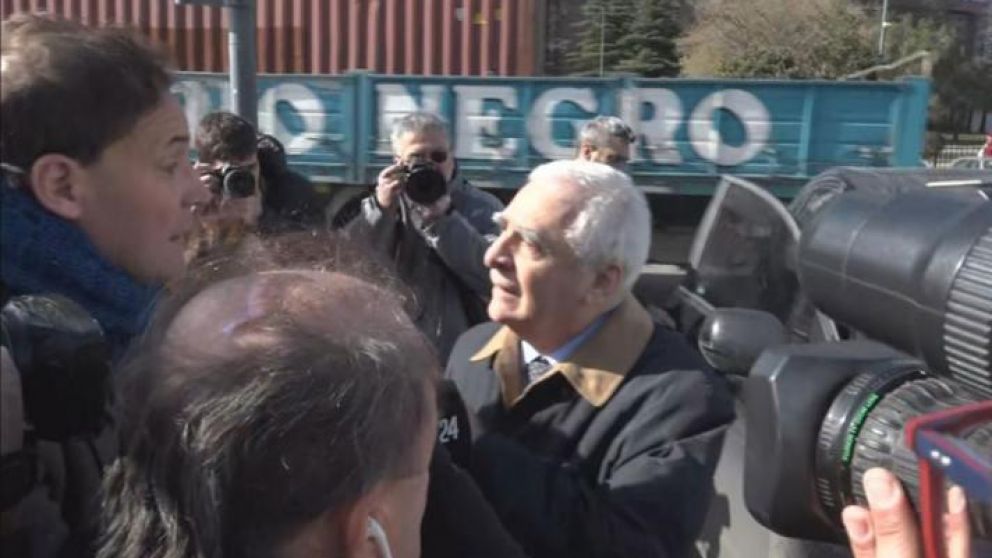 El ex titular de la UIA, a las piñas con periodistas