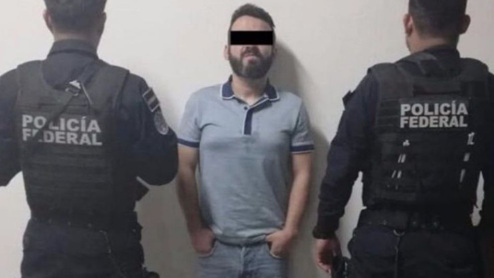 El Betito junto a los policías que lo detuvieron.