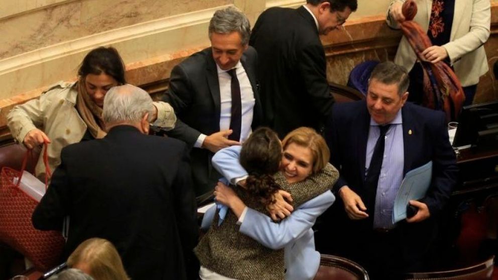 Los senadores "Pro-vida" festejando el rechazo.