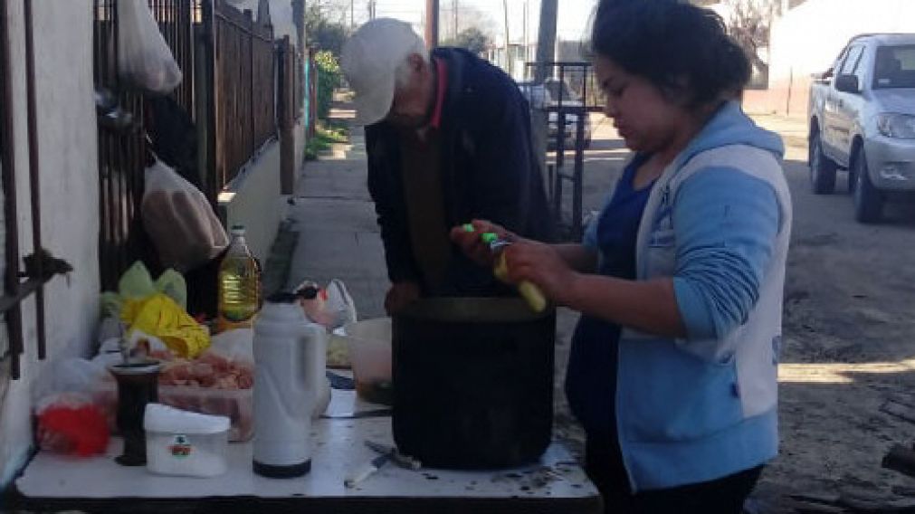 María Rosa cocina a unos metros de la escuela.