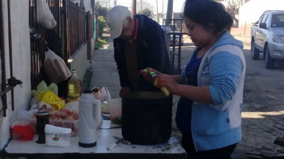 María Rosa cocina a unos metros de la escuela.