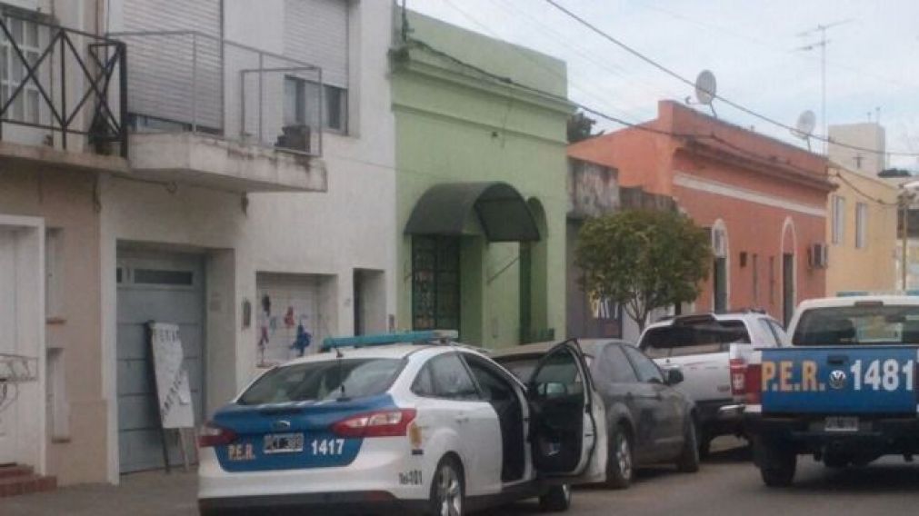 El hombre tenía una gran cantidad de dinero escondida en una de las habitaciones.