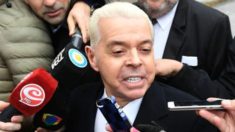 Oyarbide, abandonando tribunales tras declarar ante Bonadio.