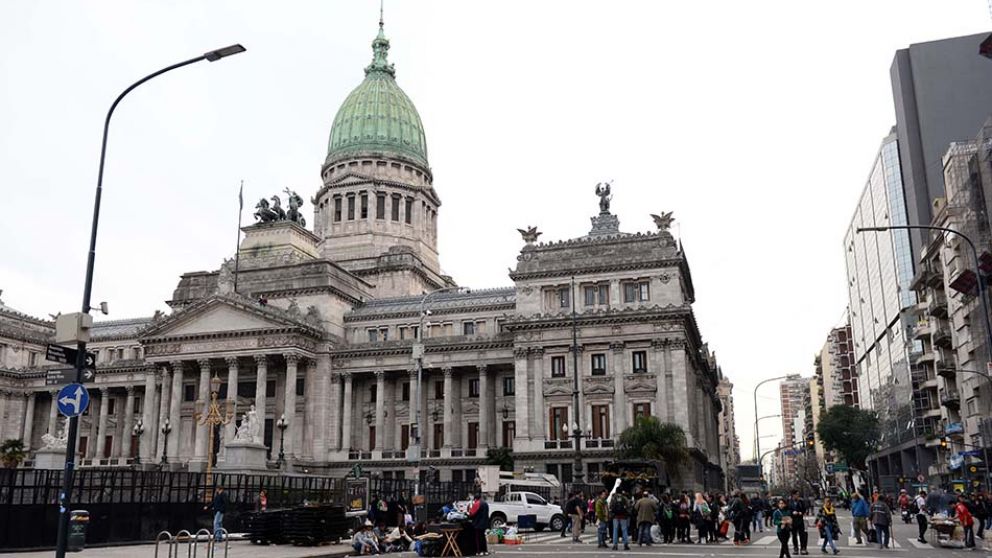 Habrá un extenso vallado para separar a los grupos a favor y en contra del aborto (N. Ventura/Crónica).