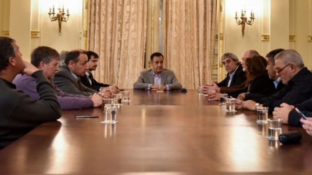 Alejandro Finocchiaro junto a los secretarios de los gremios docentes nacionales.