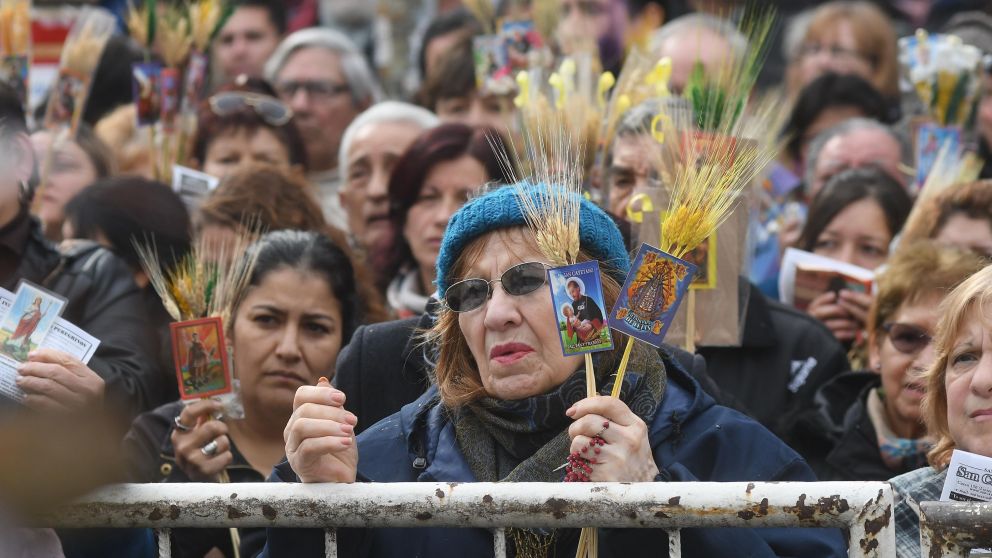 Muchos fieles forman filas durante horas para pedir y agradecer al patrono. (Crónica-Rubén Paredes)