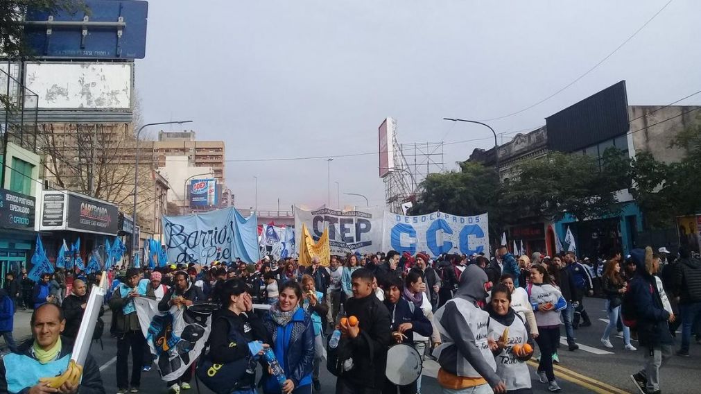 Las organizaciones sociales unieron San Cayetano con Plaza de Mayo (@Movil530)