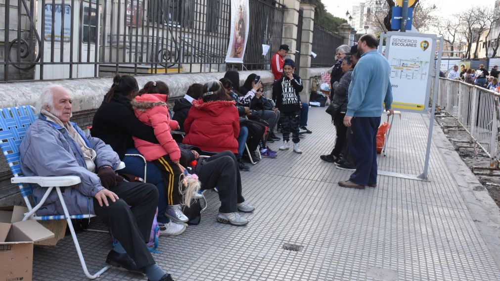 La gente, en la espera de un San Cayetano muy especial (Pablo Villán - Diario Crónica)