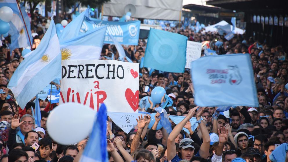 Imágenes de la marea celeste del sábado en el Obelisco (Pablo Villán-Diario Crónica).