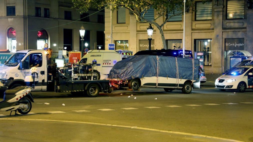 La Policía regional de Cataluña retira una furgoneta sospechosa con explosivos en agosto de 2017.