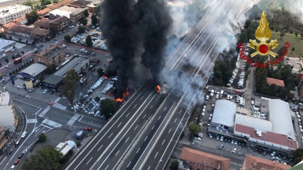 Vista aérea del incendio. (Vigili del Fuoco).