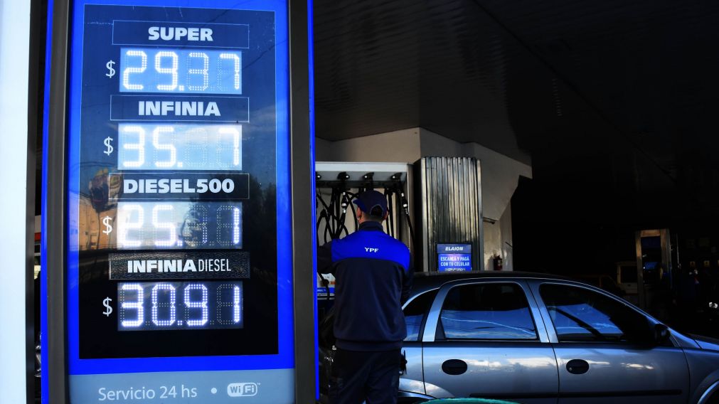 Los surtidores ya registran el nuevo valor en YPF, que lidera el mercado. 