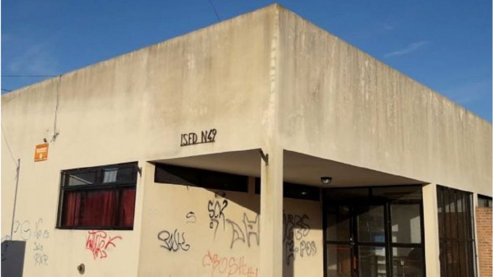 La puerta de la escuela donde ocurrieron los hechos (gentileza de NoticiasBrandsen.com).