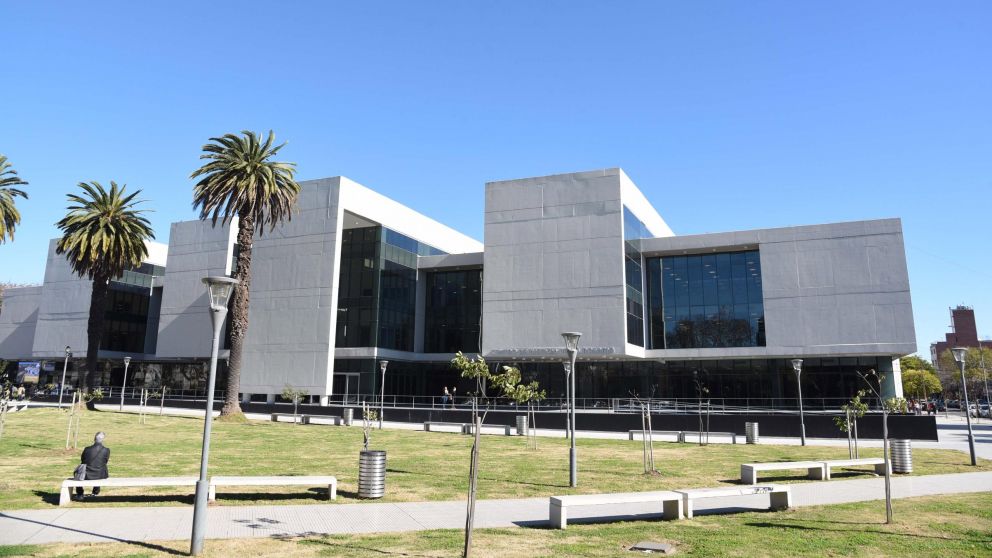 El edificio contra el que dispararon por la noche.