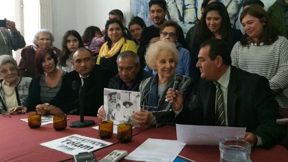 Felicidad absoluta. Cada vez que se encuentra un nieto. (Gentileza @abuelasdifusion)