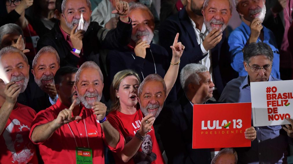 Todos con la careta de Lula da Silva (AFP).