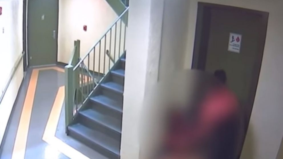 La mujer herida, siendo asistida por una vecina. (Captura de video)