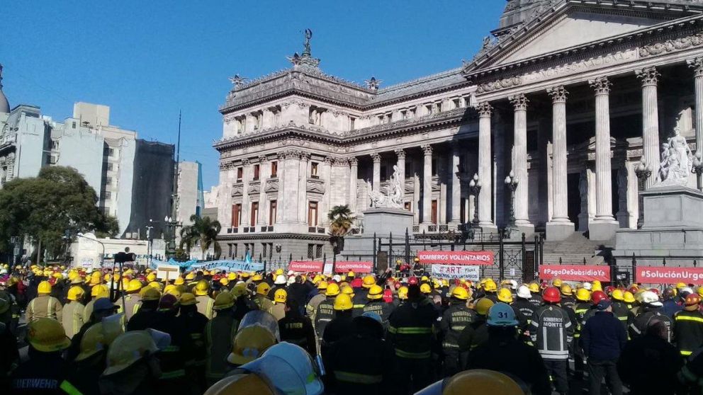 Los bomberos hicieron la marcha de manera pacífica.