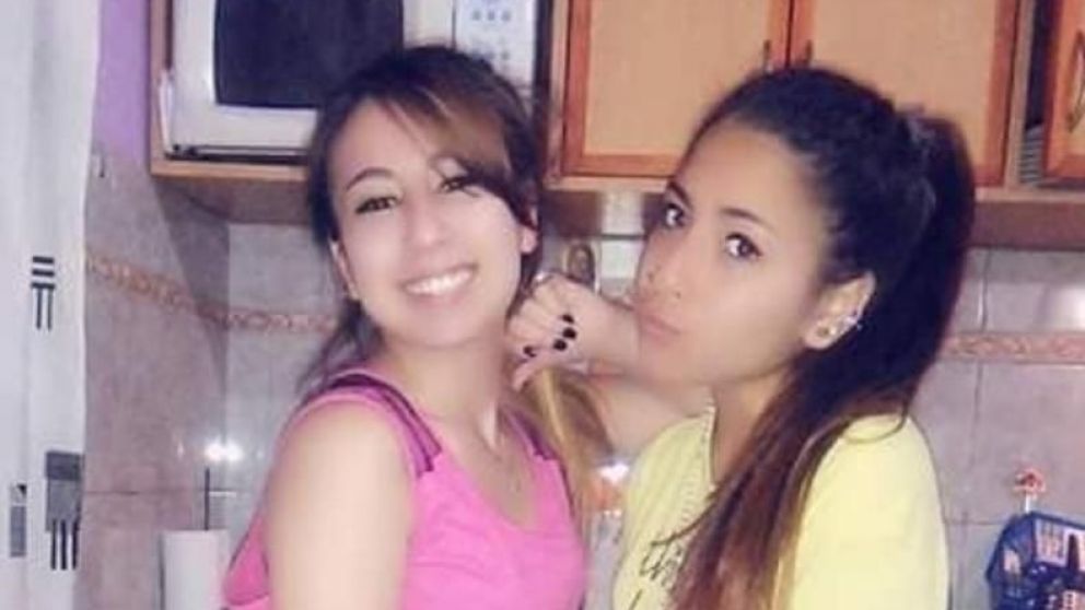 La víctima, Aldana Chaparro, junto a Daiana, una de sus hermanas.