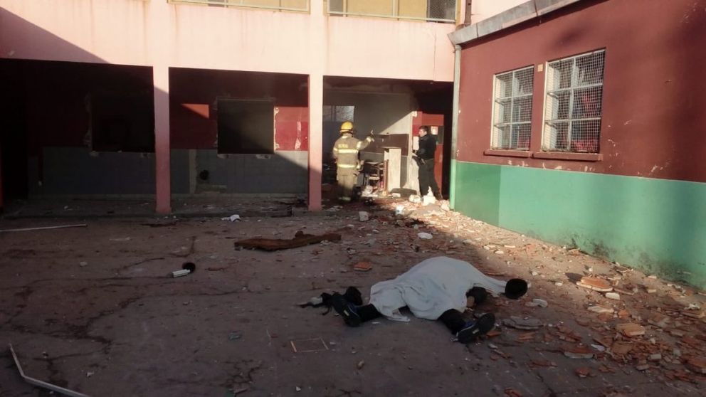 Explota garrafa en colegio de Moreno: dos muertos