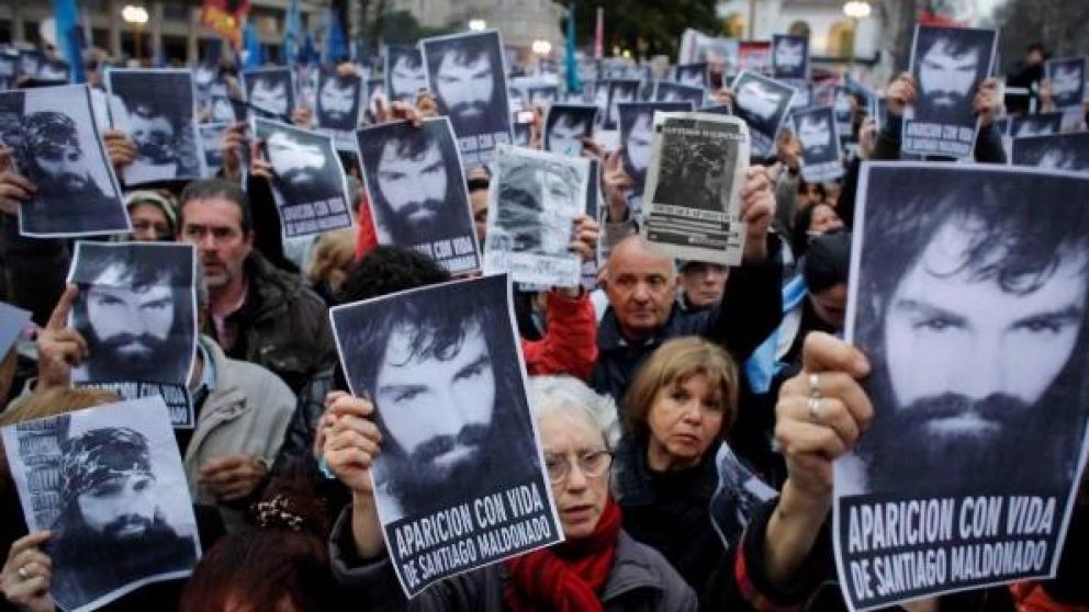 "Cuelgan" a gendarme de un puente por Santiago Maldonado