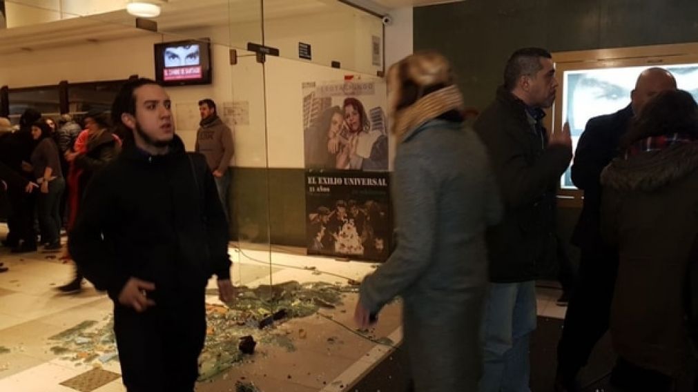 Así dejaron la entrada del lugar donde se iba a hacer la avant premiere del documental del artesano.