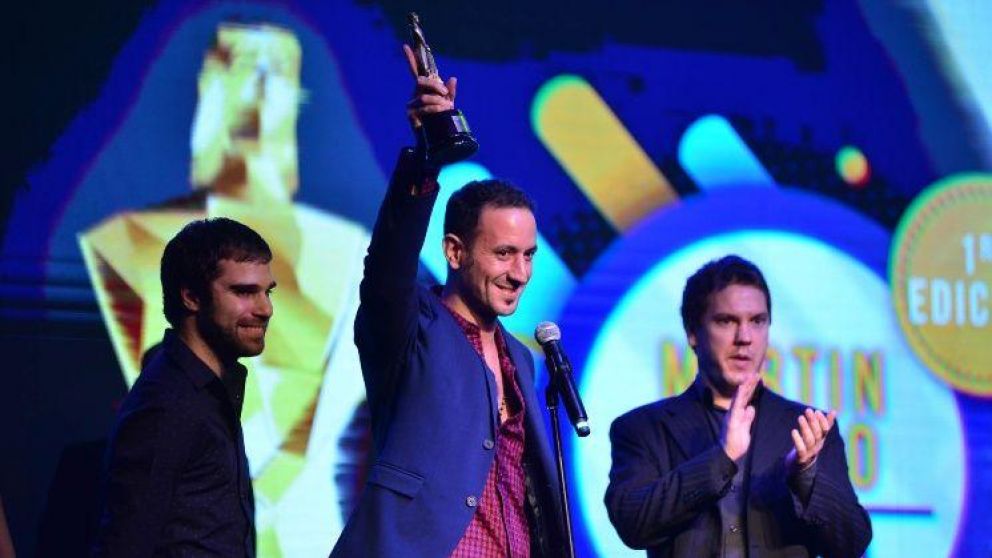 Nicolás Yanello, Esteban Godoy Vallejos y Santiago Fuertes celebran la obtención del Martín Fierro Digital 2018.