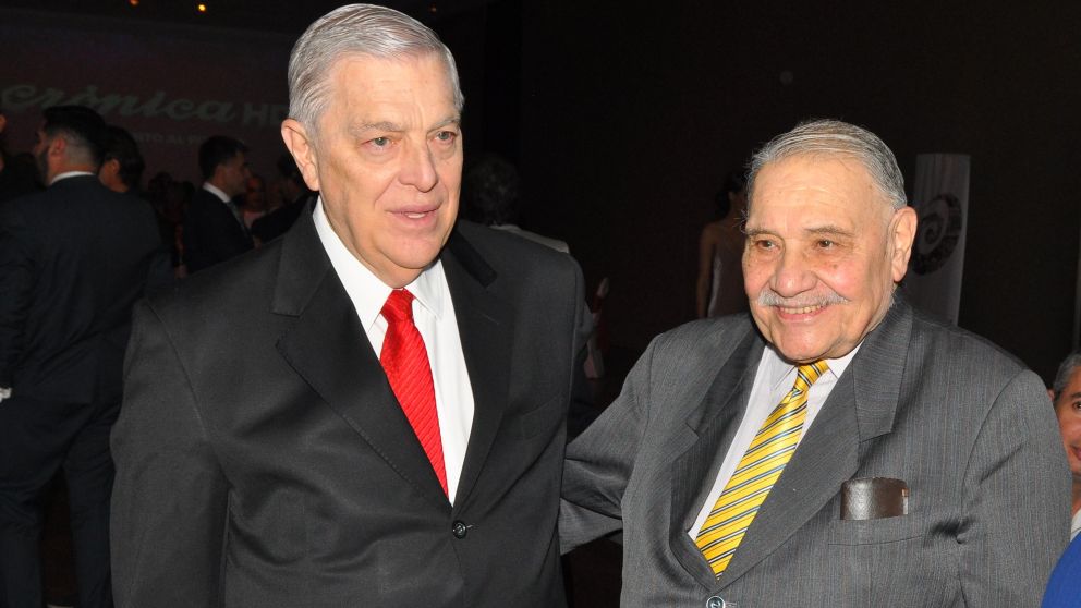 Dos potencias se saludan: Santo y Di Sandro.