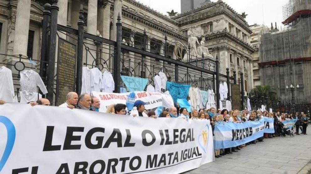 Profesionales de la salud y su lema de protesta "el aborto mata igual" (@unidadprovida).