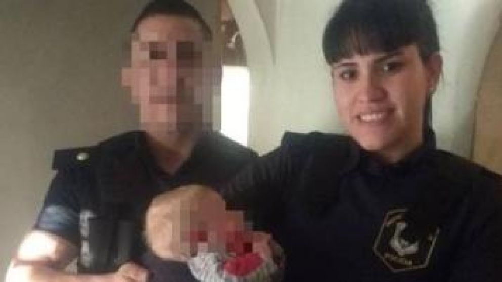 La policía baleada con su familia.