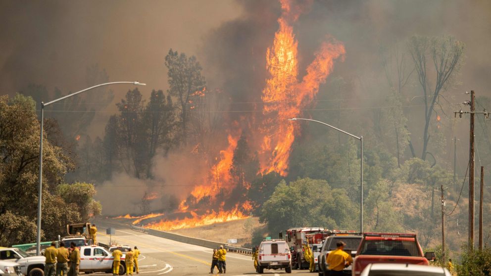 Columnas de humo y fuego en la ciudad de Redding, en el Condado de Shasta (AFP).