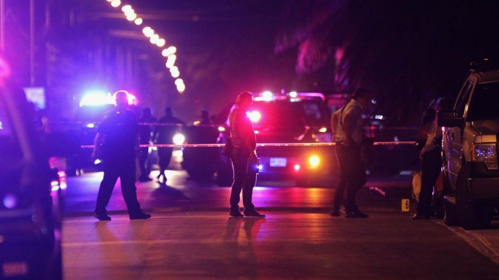 La policía cercó la entrada del restaurante Las Jaibas.