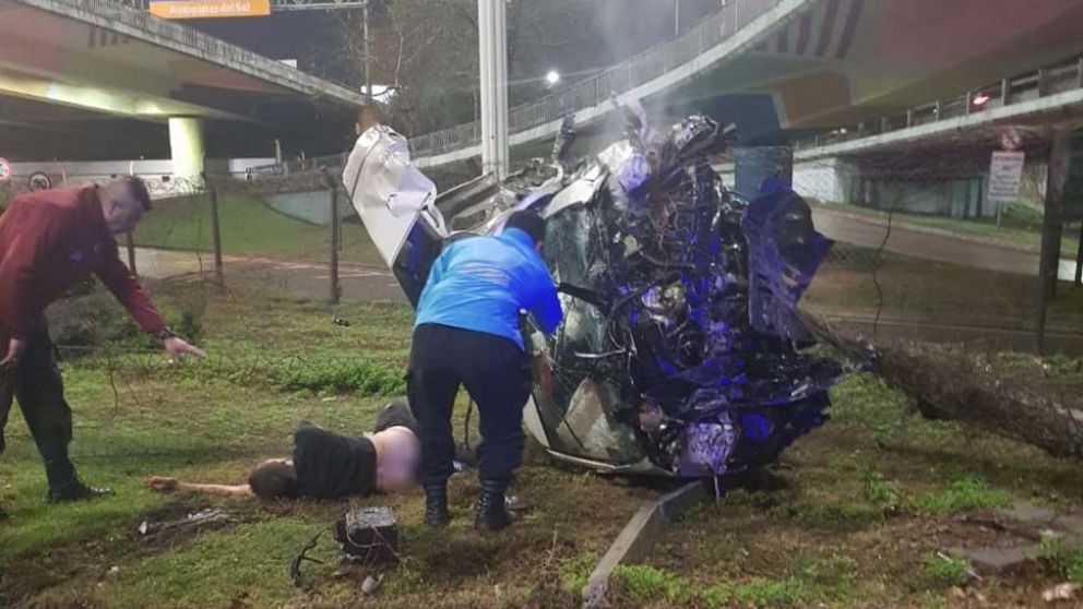 Sobre el c�sped. El joven espera el auxilio de personal m�dico.