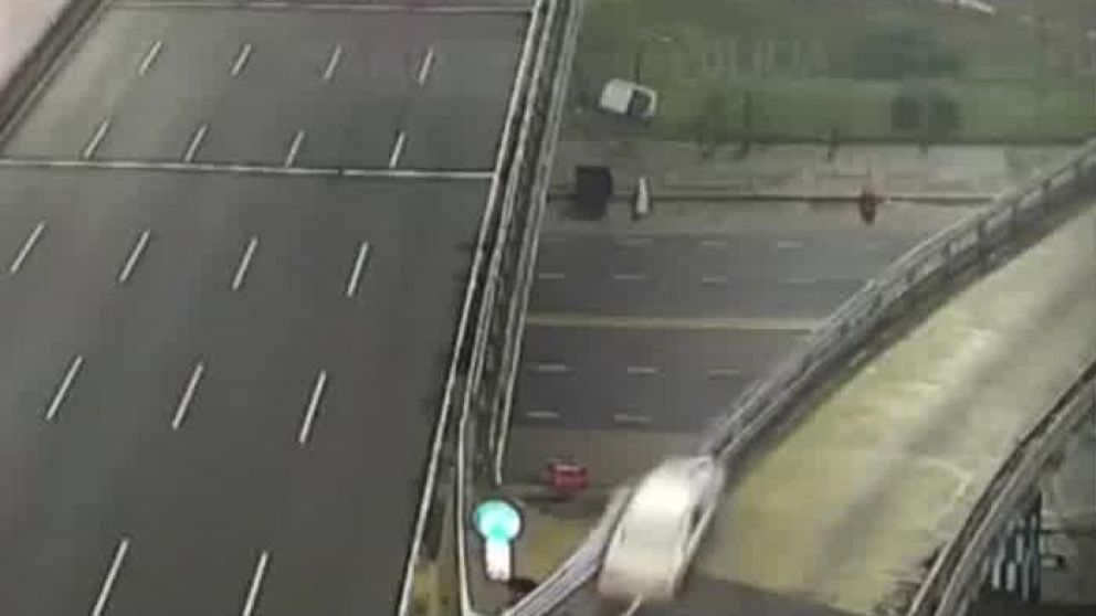 Las cámaras de seguridad ayudaron a dilucidar como el conductor perdió el control. (Captura).