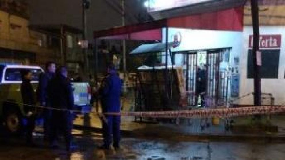El cadáver del malviviente yace dentro del establecimiento comercial.