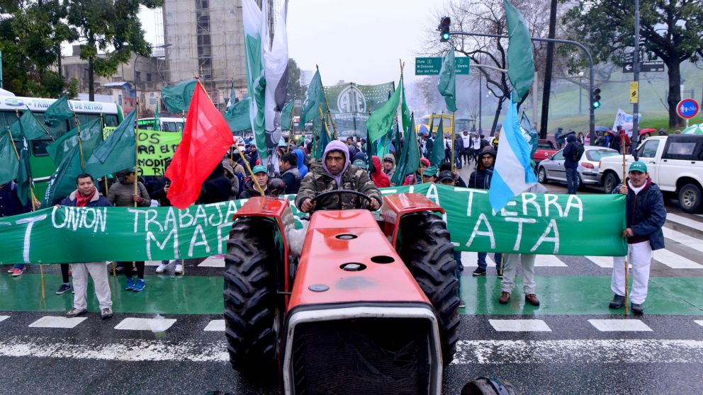El "tractorazo" comenzó en Parque Lezama y marchó por Paseo Colón (Jonatan Moreno).
