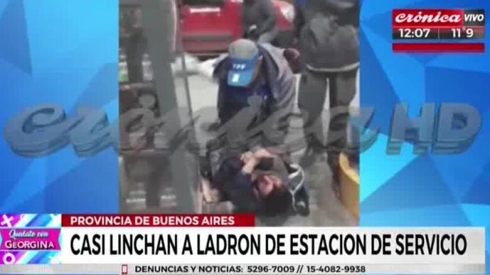Así le pegaba el playero al delincuente. (Captura).