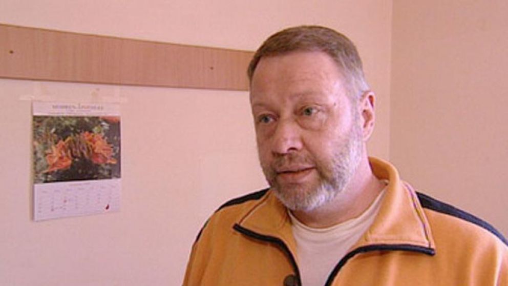 El condenado fue hallado sin vida y aún estaba conectado al tomacorriente.