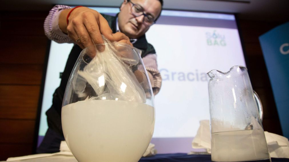 Hallaron la fórmula química a base de PVA: alcohol de polivinilo, soluble en el agua (AFP).