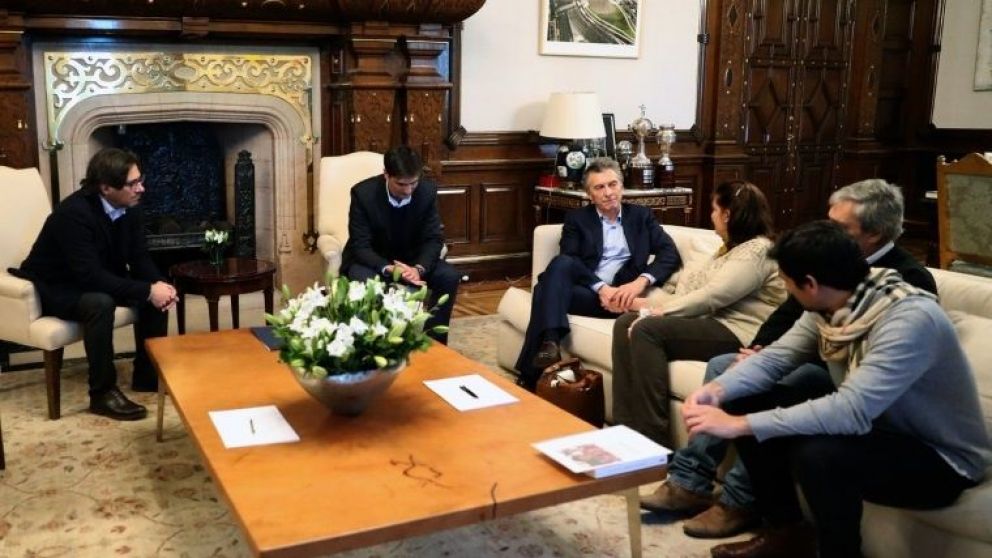 Los padres y hermanos de Juan Cruz Ibañez, junto al presidente, en Casa Rosada.