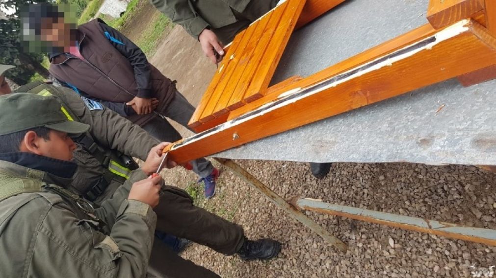 Descubrieron la droga dentro de la madera, dentro de la silla.