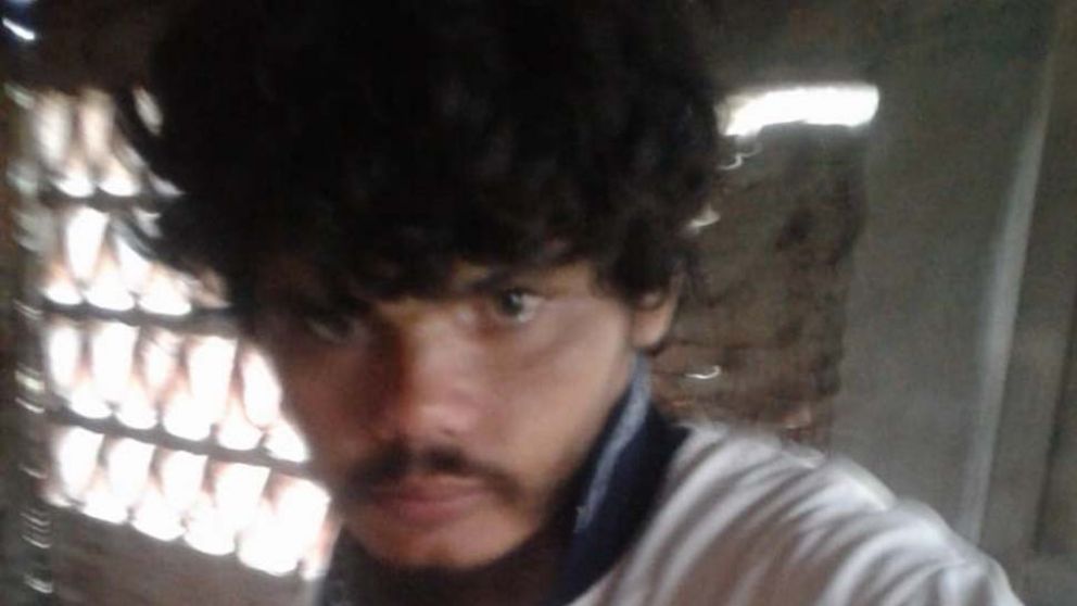 Ata a su hijo esquizofrénico y le da de comer carne cruda