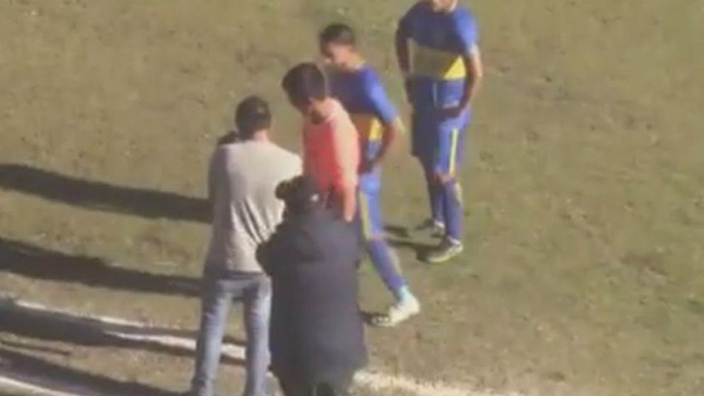 El árbitro analizando la jugada, para ver anula o no el gol. ¿En dónde mira?