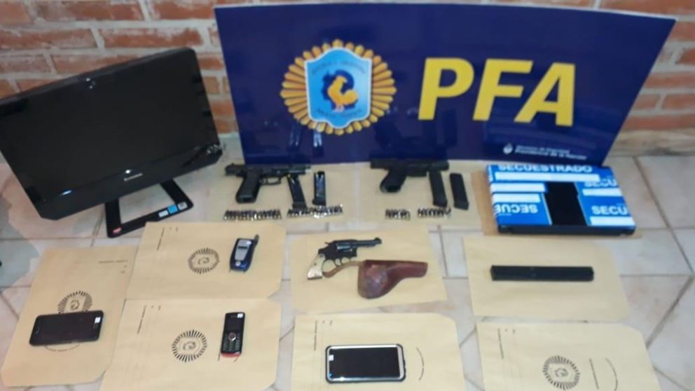 Armas y municiones entre los secuestrados por los pesquisas.