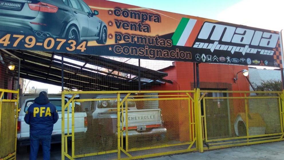 Dinero, drogas y mucha documentación fue incautada durante los procedimientos.