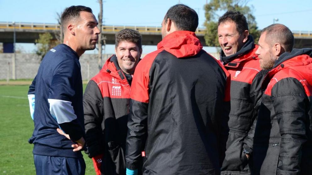 Oviedo, junto al cuerpo técnico de Huracán, equipo donde debutó.